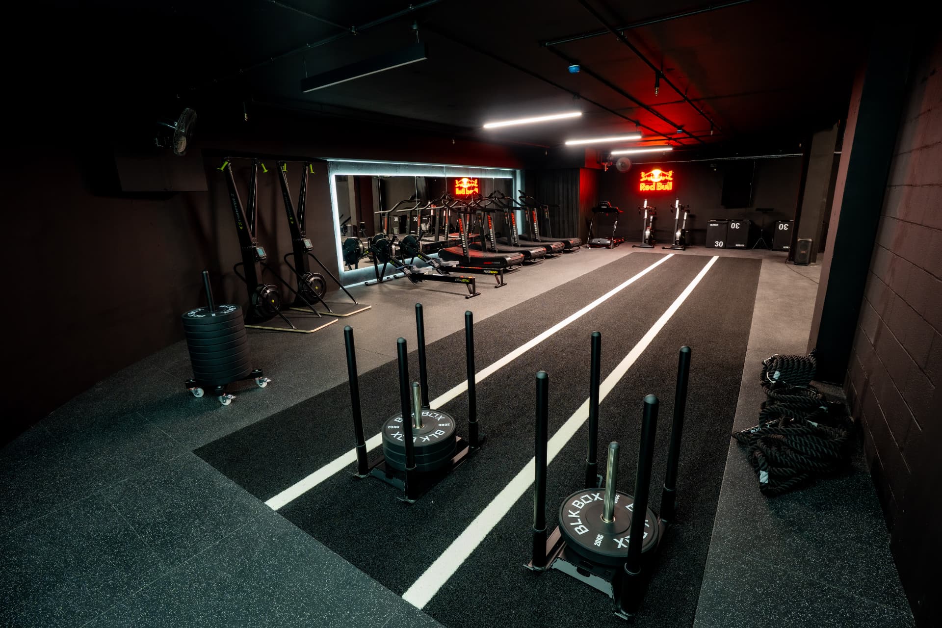 Sled lanes and conditioning machines at Nutrifit