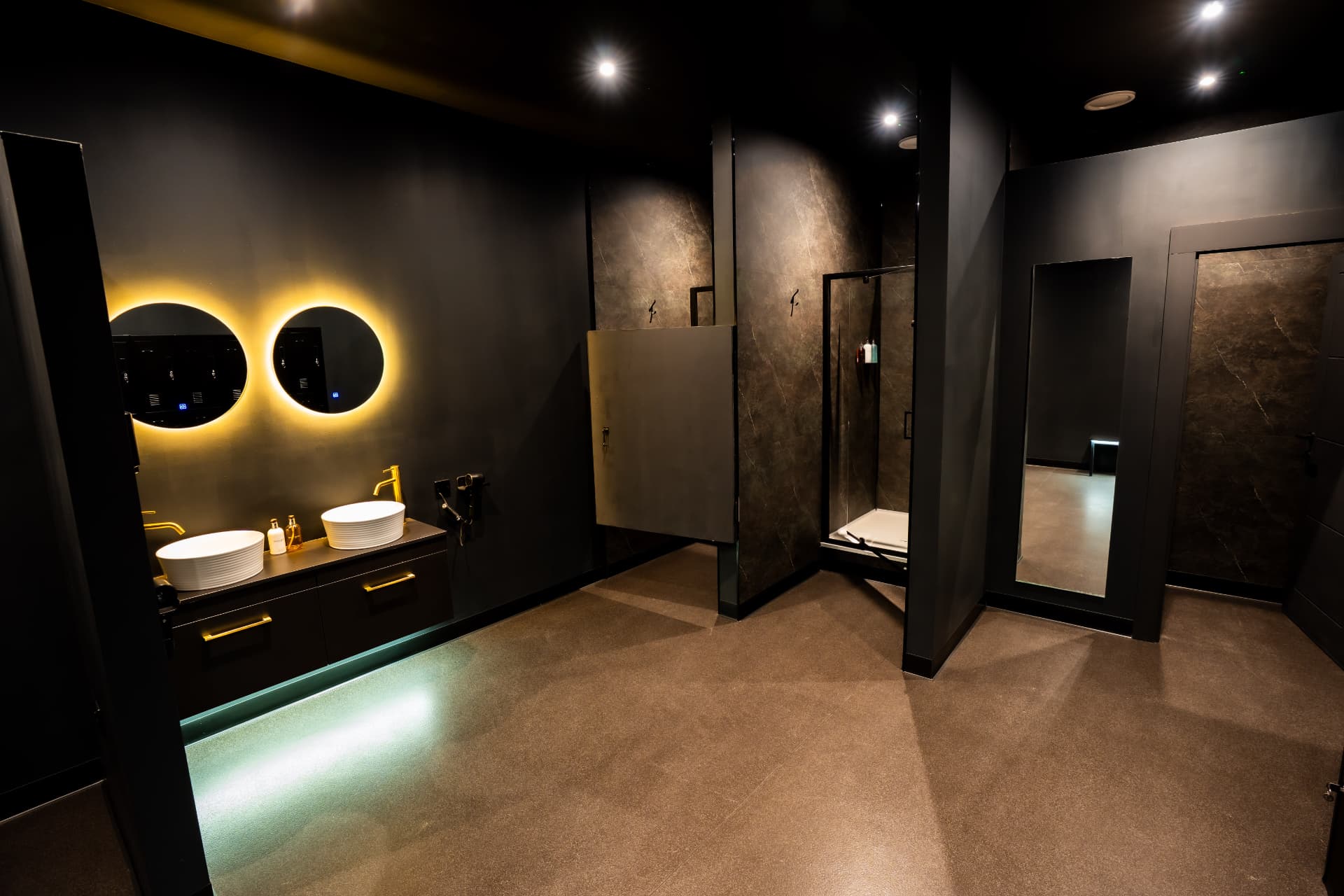 Nutrifit washbasins and private shower cubicles